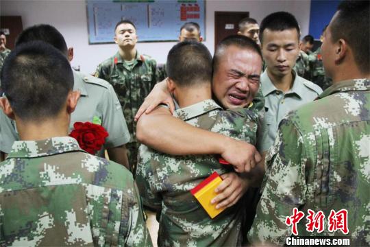 湖北2000余名武警退伍返乡最难舍战友情