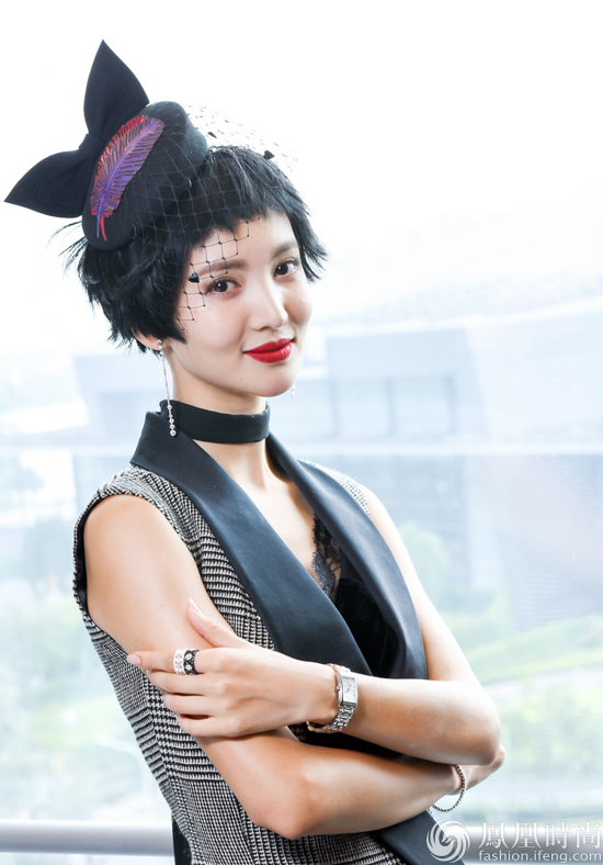 金晨现身马术赛场英伦风马甲演绎优雅俏皮时尚