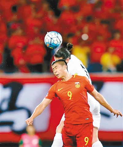 张玉宁(前)在比赛中争顶  (新华社记者 曹灿 摄)