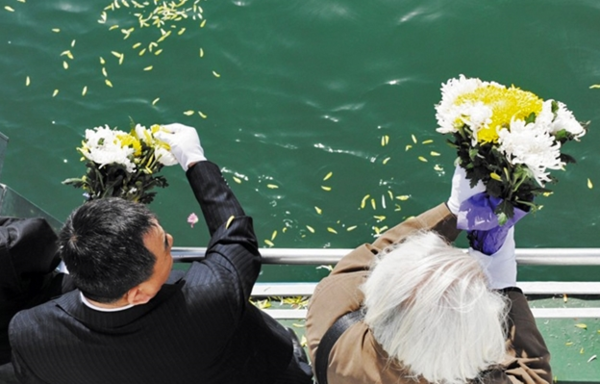 唐山举办第19次海葬活动 350具骨灰随鲜花撒入大海