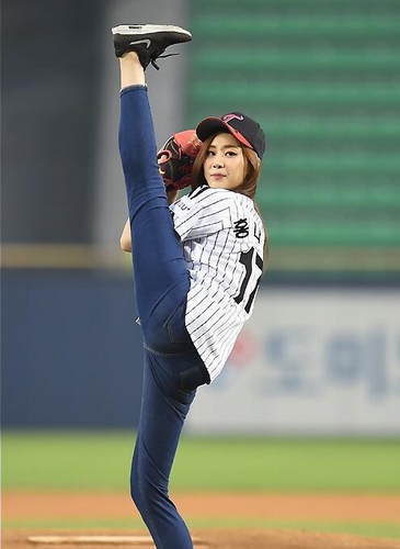 韩国小姐季军为棒球赛开球 抬腿秀一字马