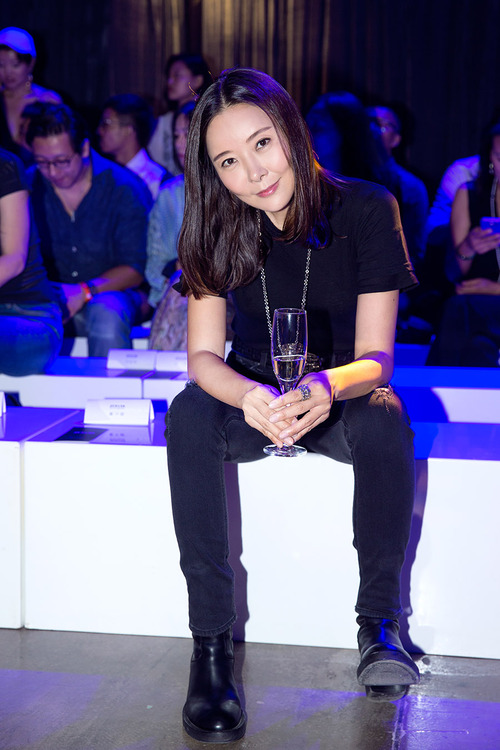 柯蓝飒爽亮相秀场高挑修长演绎不羁朋克风