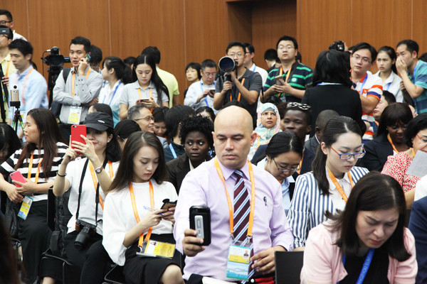 中外媒体记者在发布会现场(贾兴鹏 摄)