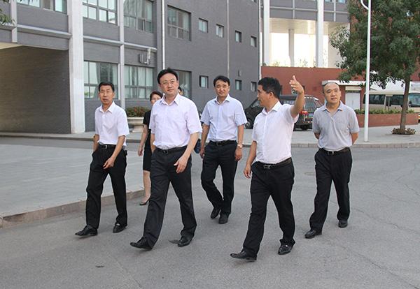 区委书记王刚到顺义一中慰问教师