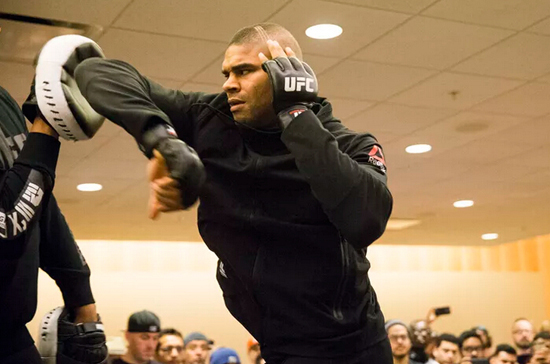 菲多(fedor emelianenko),还降服了凯恩-维拉斯奎兹(cain velasquez)