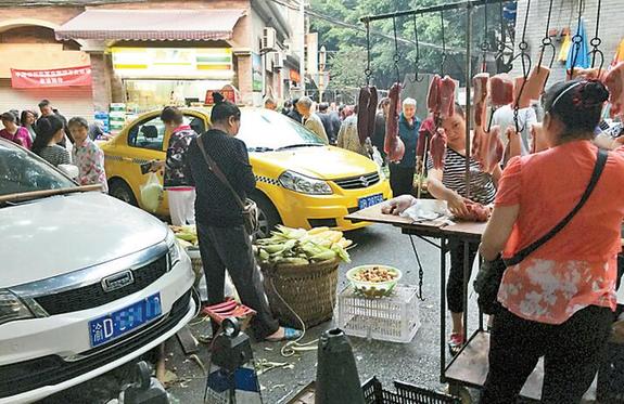 占道摆摊人流如潮 菜市场里冷冷清清