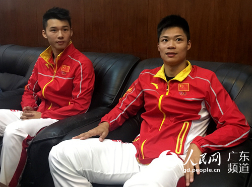 陈艾森(左)和苏炳添(右)接受媒体采访.邓云薇 摄