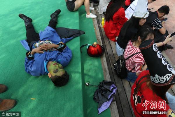 杭州大学新生举行奇葩装死大赛 现场奇招百出