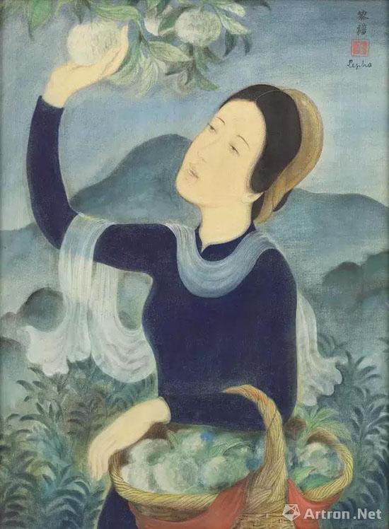 乌黑的底色上,画家勾勒出一朵朵绮丽的金色菊花,映衬出花瓶底下的红桌