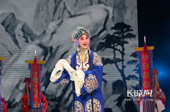 张宝英表演的丝弦《杨家将》选段.长城网 刘飞 摄