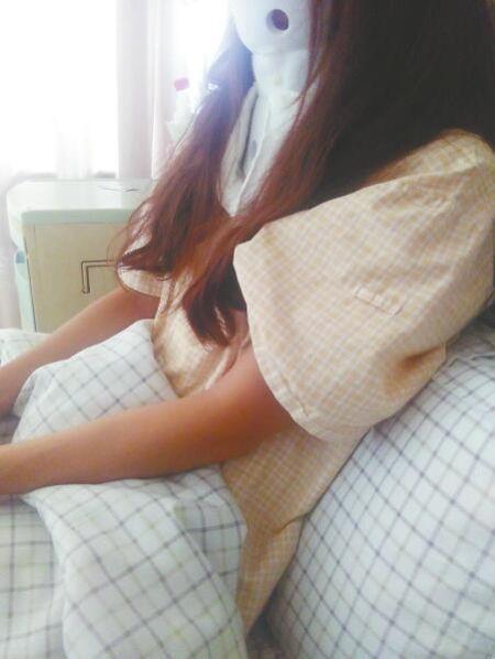 住院的张欣仍带着护颈罩