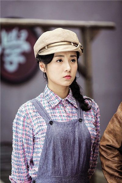 《红旗漫卷西风》中吕一饰演梁冬梅