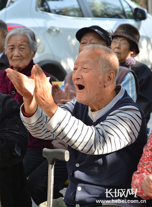 老人听曲拍手叫好. 长城网 王林红 摄