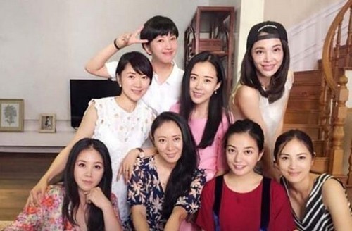 明星同学聚会: 温碧霞与同学似母女