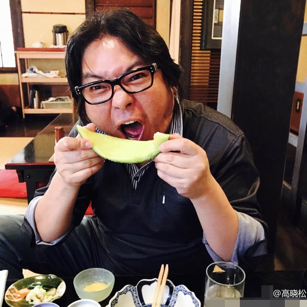 高晓松张嘴吃瓜 网友调侃大家记住了吃这种瓜脸容易大