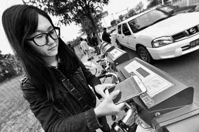 市民用手机扫码租车.唐建摄