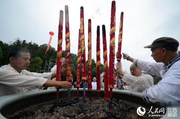 高清图：窑工师傅祭拜窑神童宾_凤凰网资讯_凤凰网