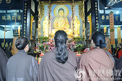 法会现场(图片来源:凤凰佛教)此次祈福法会由重庆华岩寺常住朗旭法师