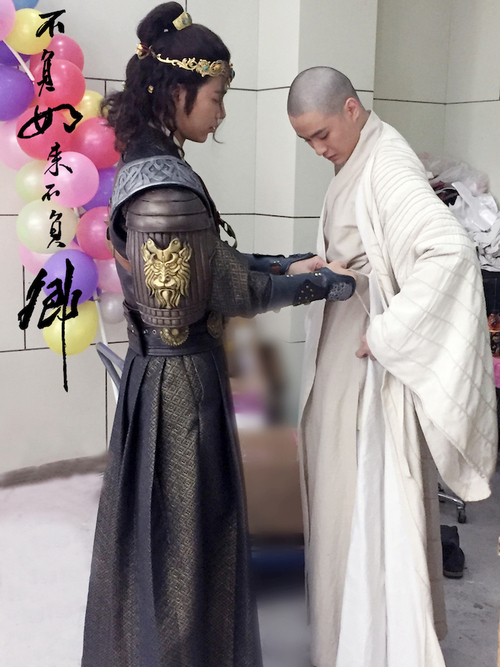 杨廷东帮牛子藩穿戏服