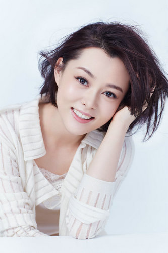 刘一含最新写真曝光 优雅干练演绎新时代女性
