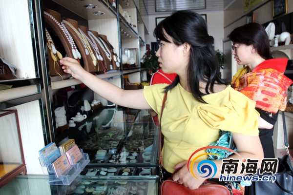 全国融媒体海南行采访团走进琼海潭门镇工艺品一条街.