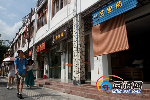 全国融媒体海南行采访团走进琼海潭门镇工艺品一条街.