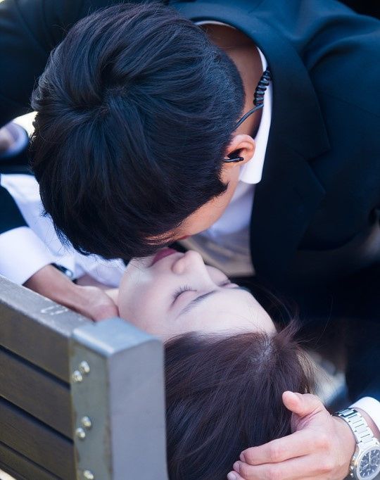 《the k2》拍摄花絮照曝光 池昌旭允儿拍摄人工呼吸吻戏笑场