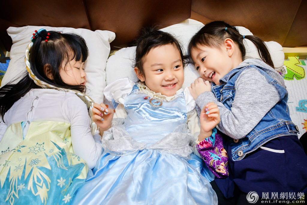 甜馨四岁啦获爸爸贾乃亮跪地献吻