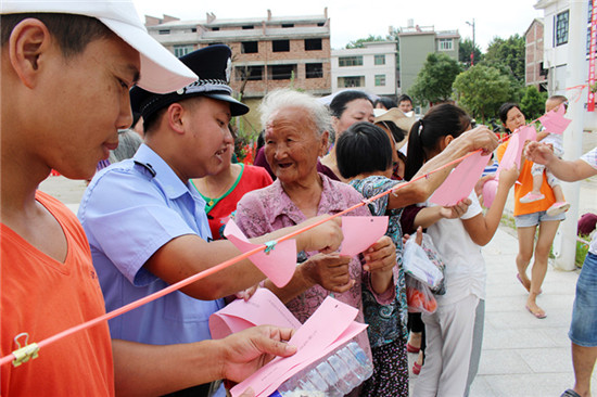 長汀縣民警向群眾宣傳禁毒知識