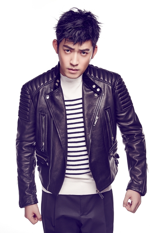 张博新写真皮衣穿搭时尚冷峻型男眼神力max