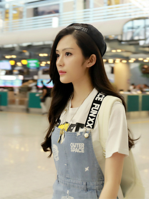 汤晶媚机场秀大长腿 反戴棒球帽潮范儿十足