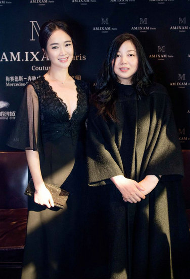 左小青获量身定制深v礼服 惊艳亮相北京时装周