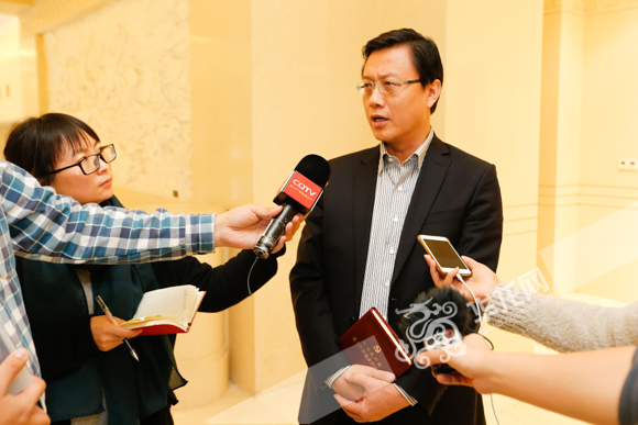 重庆市纪委常委,副书记王建东谈感想.记者 石涛 摄