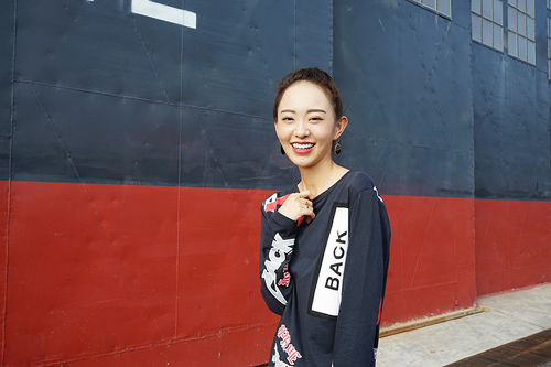 孙耀琦顶寒冬露长腿 展率性笑容