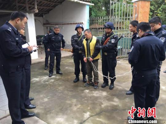 四川三台留守农妇被杀焚尸案嫌疑人指认现场_手机凤凰网