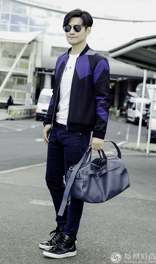 严屹宽现身新西兰机场休闲装扮轻松有型