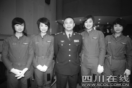 2010年尚敬与"空军宝贝"钟芹,余旭,何晓莉,陶佳莉(左起)在一起 摄影