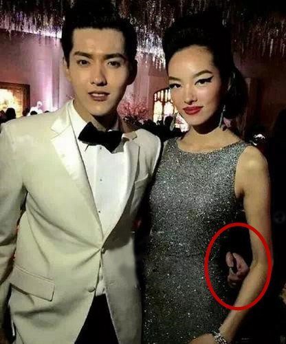 这些男明星从来不揩女明星油,合照都是“绅士手”。_手机凤凰网