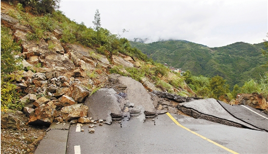 山体滑坡被毁坏的公路