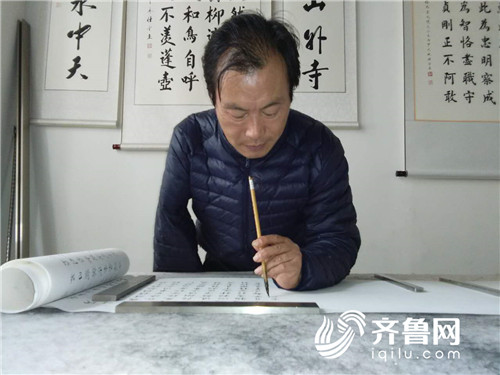 励志!日照独臂农民30余年练成左手书法