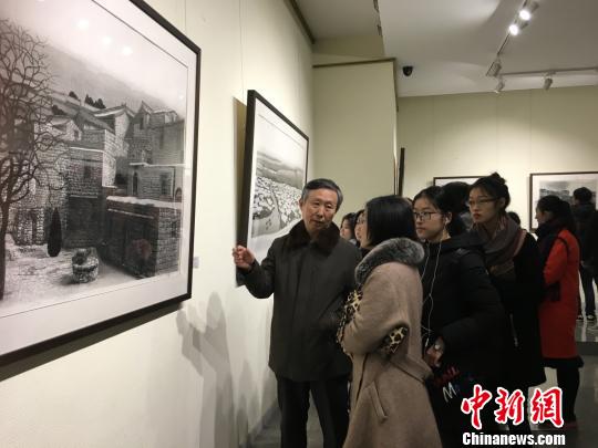 走进太行——河北古村落版画作品展吸引了很多美术专业师生前去观摩