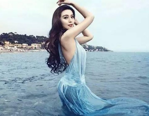 杨幂在电影《八星报喜》中身穿蓝色的泳装,傲人的身材真的不是盖的