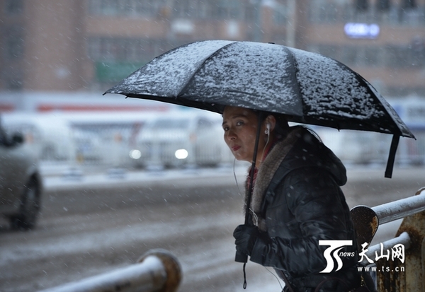 11月17日,乌鲁木齐青年路,公交车站一位等车的市民焦急地张望.