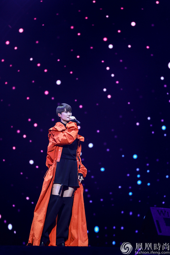 李宇春文艺装扮亮相 巡演重庆首唱《西门少年》