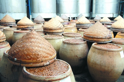 长泰酱油厂的晒场正在发酵的黄豆