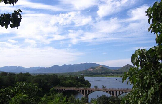 水库西距山西大寨森村公园65公里,距棋盘山风景区10公里,南距临城崆山