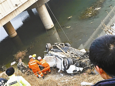 董事长车祸_车祸现场图片(2)