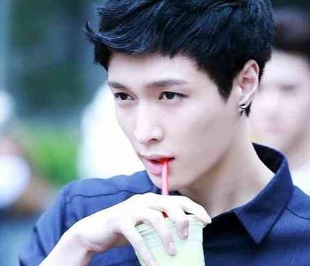 凯凯的手毋庸置疑要上榜了,人又帅,手更帅小凡凡的手也是修长修长的