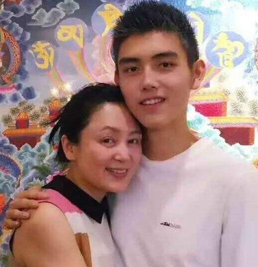 高颜值陈红母子合影曝光16岁儿子清秀帅气