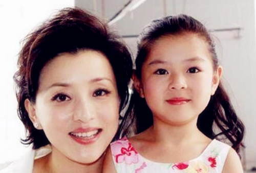 杨澜一家四口照16岁女儿吴所惧好像妈妈小时候
